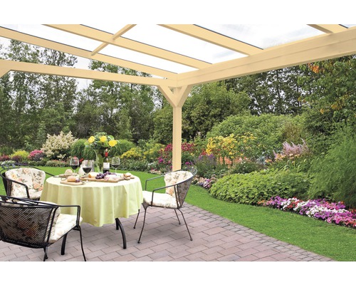 Houten terrasoverkapping met transparant dak en tuinscène