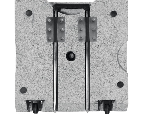 Gedetailleerd beeld van een stenen barbecuetafel met metalen elementen en wielen