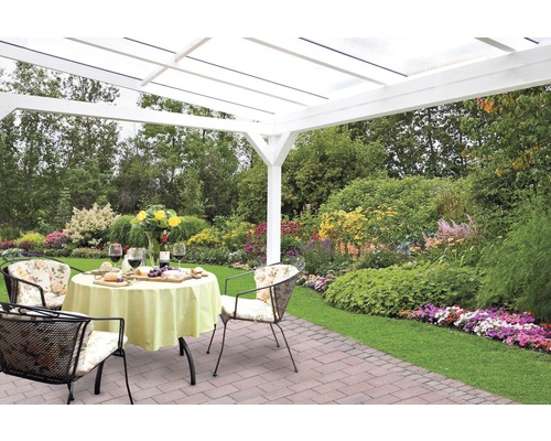 Terras met overkapping, tafel, stoelen en tuin