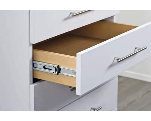 Ladekast met laden en metalen handgrepen