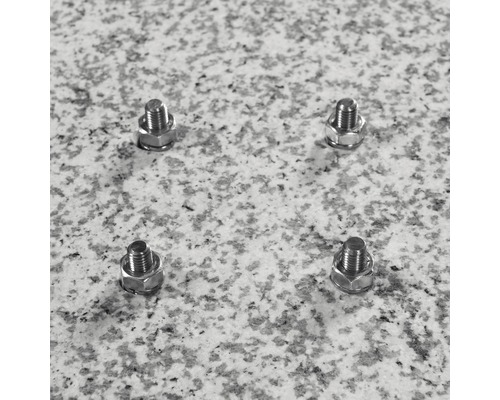 Vier schroeven met moeren op een oppervlak