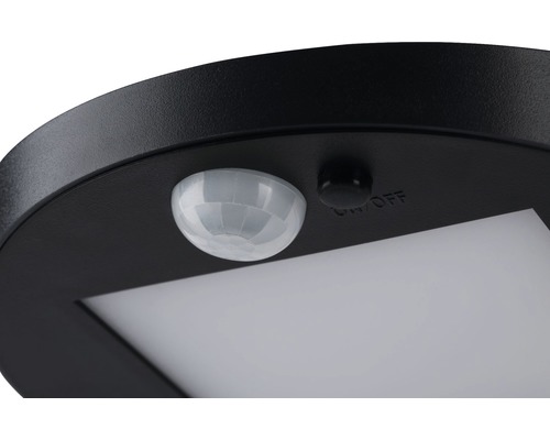 Close-up van een zwarte lamp met bewegingssensor en aan-uit schakelaar