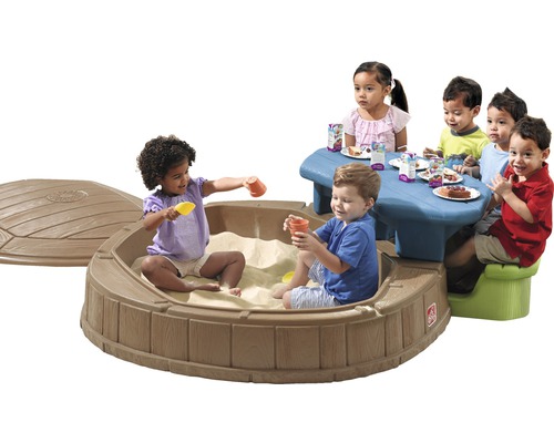 Zandbak met picknicktafel en spelende kinderen