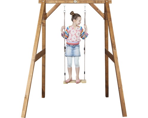 Kind op een houten schommel met houten frame