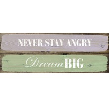 Decoratief houten bord met de tekst Never Stay Angry en Dream Big