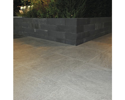 Buitengebied met straatstenen en een verhoogde plantenbak