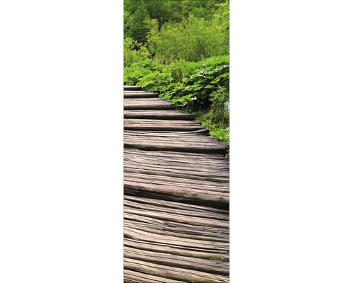 Houten steiger in de tuin met planten