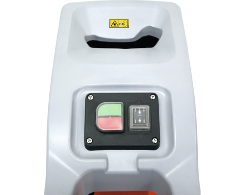 Detailopname van een tuinhakselaar met invoeropening, waarschuwingssymbool en bedieningspaneel