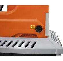 Detail van een tuinhakselaar met veiligheidssymbolen en instelknop