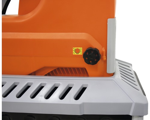 Detail van een tuinhakselaar met veiligheidssymbolen en instelknop