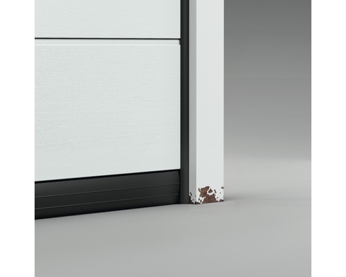 Detailweergave van een garagedeur met beschadigd frame