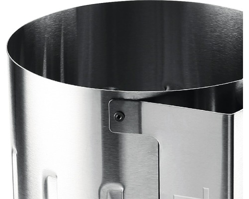 Detailopname van een houtskoolbarbecue aanmaakkorf van metaal