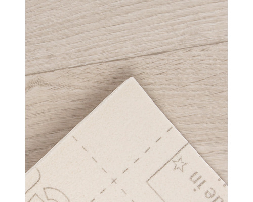 Detailopname van een decorpaneel op een houten vloer