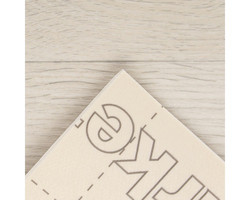 Detailweergave van een vinyltegel met markeringslijnen