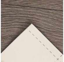 Gedetailleerd beeld van een beige isolatieplaat op een houten tafel