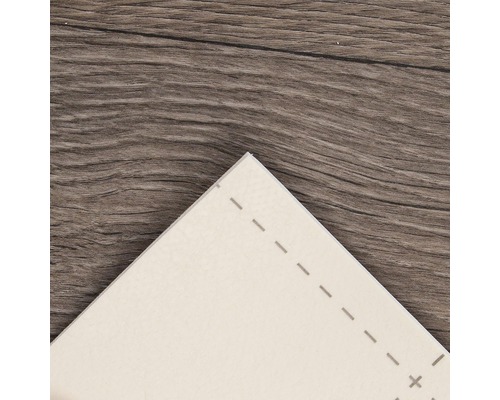 Gedetailleerd beeld van een beige isolatieplaat op een houten tafel