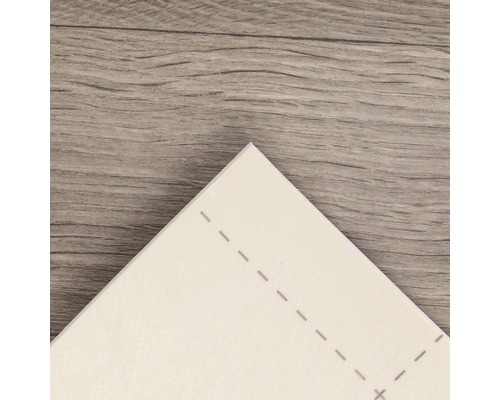 Detail van een witte vinyltegel met stippellijnen op een houten vloer