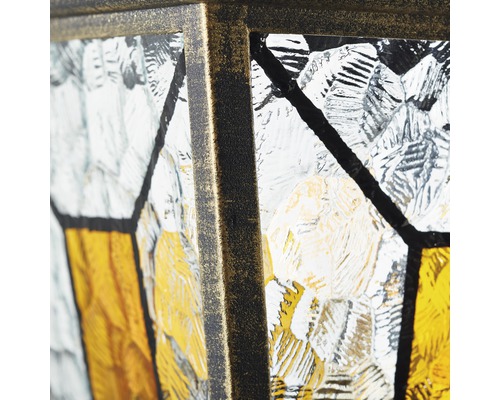 Detailopname van een tuinlantaarn met gestructureerd glas en metalen frame
