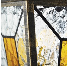 Detailopname van een buitenlamp met gestructureerd glas