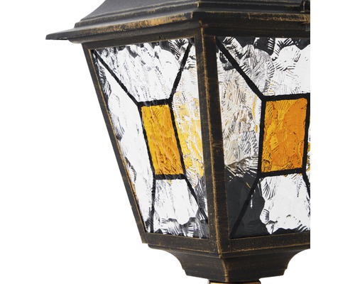 Detailopname van een tuinlantaarn met antieke afwerking en glasruiten