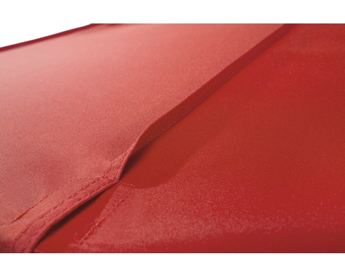 Detailopname van een rode parasoldoek met naad