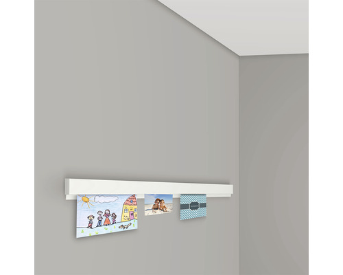 Wandlijst voor de presentatie van foto''s en tekeningen aan een grijze muur