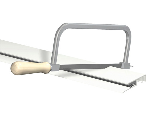 Handzaag snijdt kunststof profiel