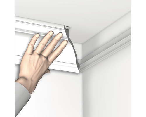 Het aanbrengen van een sierlijst aan een plafond.