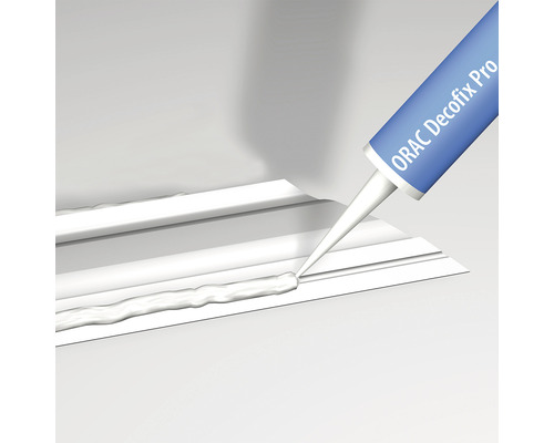Lijm aanbrengen met een patroon ORAC Decofix Pro op een decoratief element.