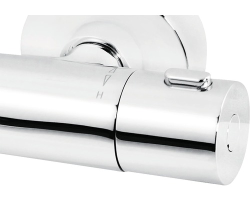 Detailopname van een thermostatische kraan met temperatuurregelaar en veiligheidsvergrendeling