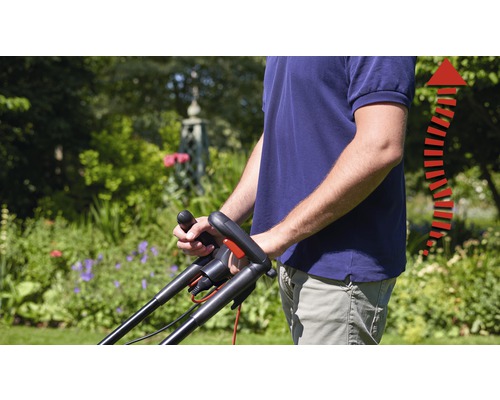 Iemand bedient een gazonmaaier in de tuin, met een pijl die de juiste lichaamshouding benadrukt.