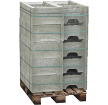 Een stapel grijze betonblokken met handgrepen, vastgemaakt met banden op een houten pallet.