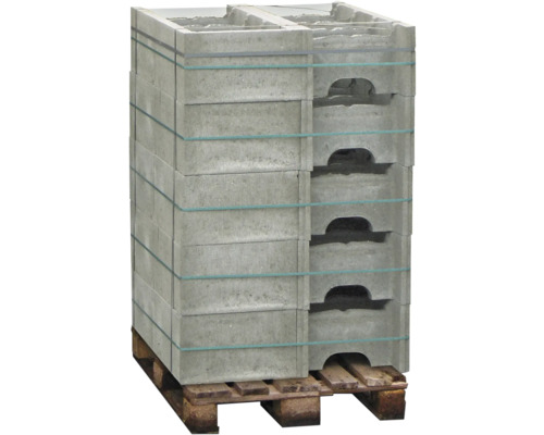 Een stapel grijze betonblokken met handgrepen, vastgemaakt met banden op een houten pallet.