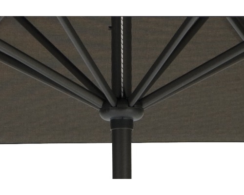 Detailopname van een parasol met metalen frame en stoffen bekleding