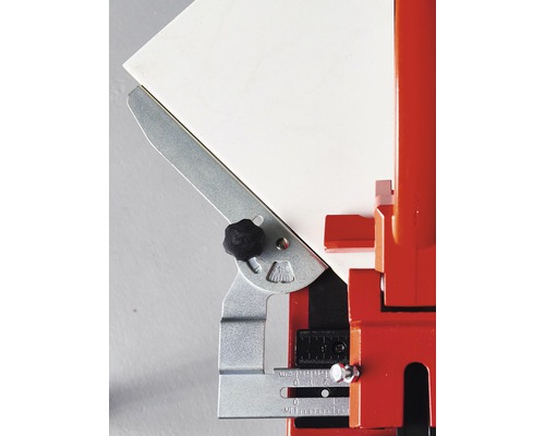 Detailweergave van een tegelsnijmachine met hoekaanslag