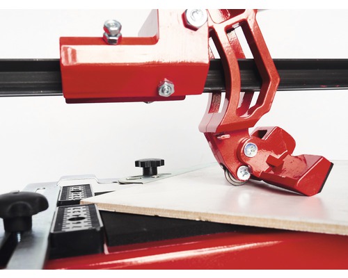 Tegelsnijder bij het snijden van een tegel