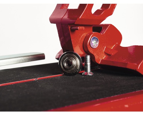 Detailopname tegelsnijder met snijwieltje en schroef