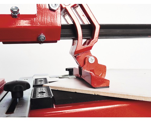 Close-up van een tegelsnijder die een tegel snijdt