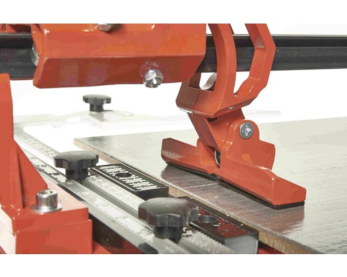 Detailopname tegelsnijder met snijwieltje en geleiderail