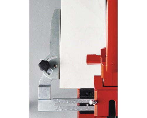 Detail van een tegelsnijmachine met hoekinstelling en werkstuk