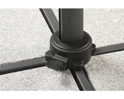 Detailaanzicht van een parasolvoet gemaakt van stenen platen