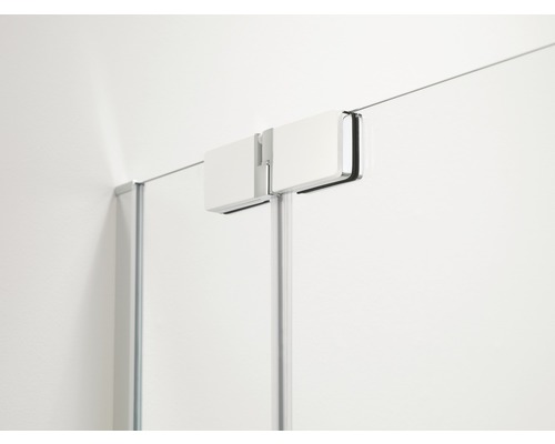 Detailopname van een douchecabine met metalen profielen en transparante glazen wanden.
