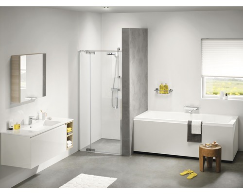 Lichte badkamer met douche, bad, wastafel en spiegelkast