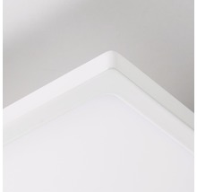 Detailopname van een witte, rechthoekige douchebak