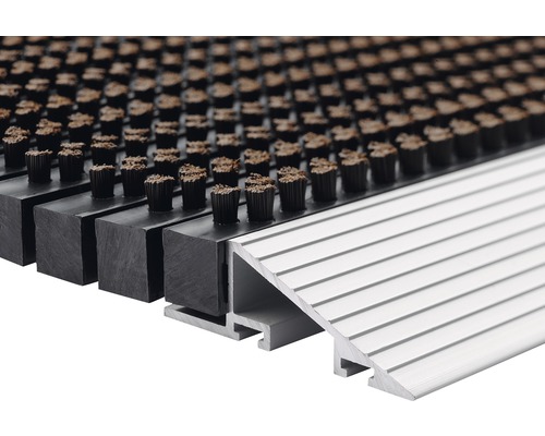 Detailopname van een entreemat met borstelstrips en aluminiumprofiel