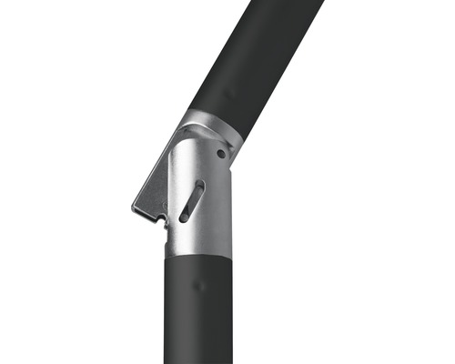 Detailopname van een parasolstok met metalen verbindingsstuk.