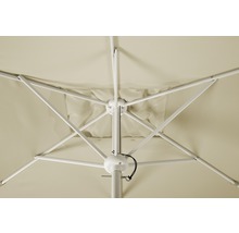 Gedetailleerd aanzicht van de onderkant van een parasol met wit frame