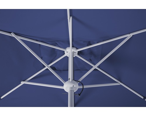 Onderaanzicht van een open parasol met frame