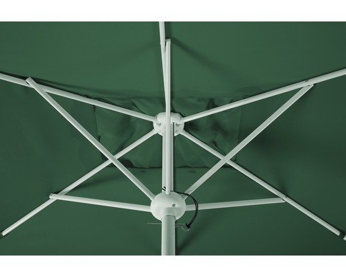 Detailopname van de onderkant van een tuinscherm met stutten en doek