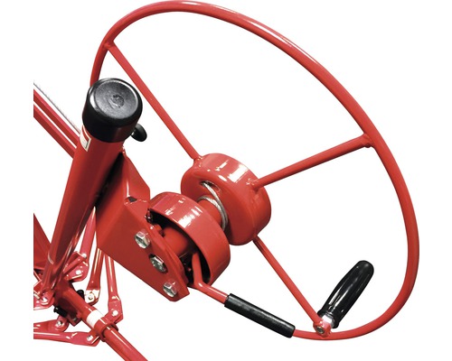 Detailweergave van een rode materiaallift met handzwengel.